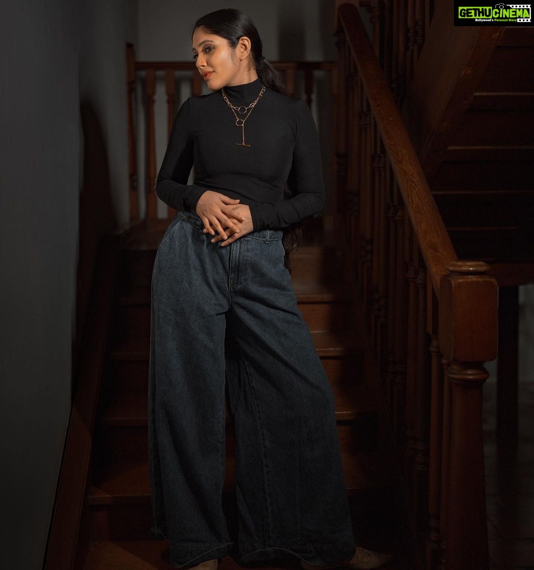 Veena Nandhakumar Instagram - Photography @sanojkumar123 Agency @maxxocreative Makeup @alagne_signature Stylist @stylefilesbyzoya__joy Assisted @liyalionel Location @oldharbourhotel Old Harbour Hotel, Kochi, India