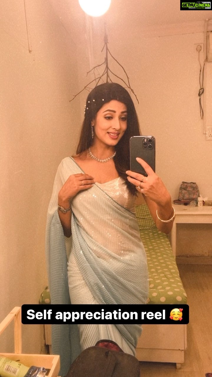 Vidisha Instagram - Jab koi aur taareef na kare to aap ye karein !!🤭 . . @officialjoshapp . #funnyreels #dialogue #comedy #vidisha #vidishasrivastava #instareels #reelsinstagram