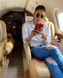 Vignesh Shivan Instagram - Mothathulaaa aiyayayayooo ❤️❤️❤️😘😘😘 illukkudhu illukudhu illukudhuuuu !!! #thangamey 🥳🥳😻😻❤️❤️😘😘😘 #nayanthara congrats for #Nizhal release 😇😇😌😌😌😌 Cochin International Airport