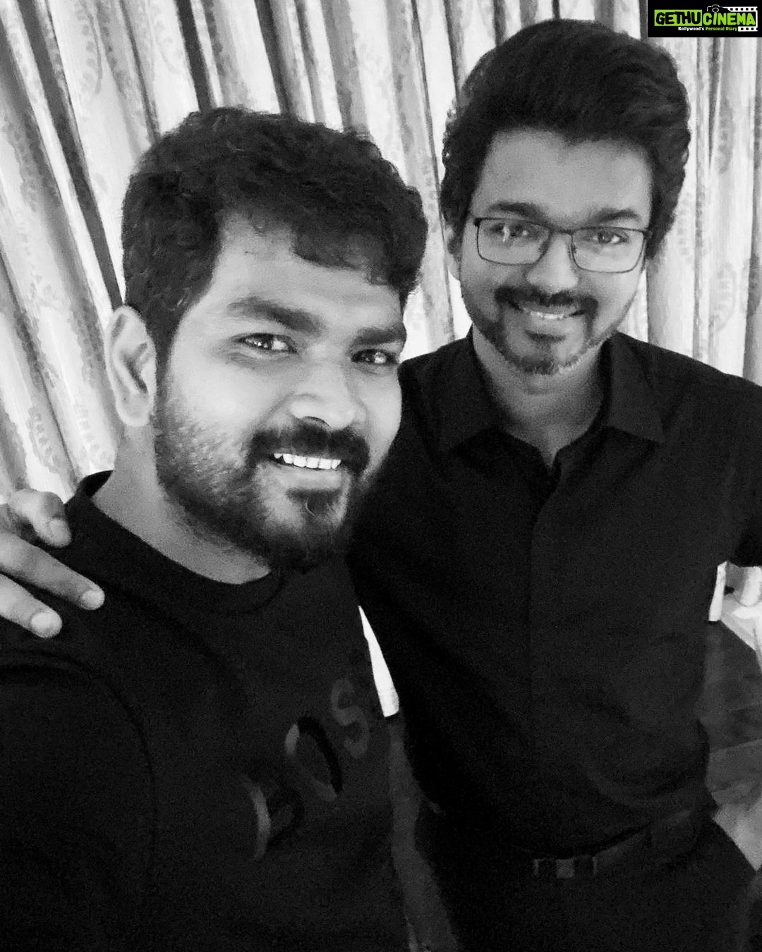 Vignesh Shivan Instagram - Happy birthday to #thalapathy #vijay sir :) #MathaapuSirippu endrum irukka... wishing you the best of everything :) stay blessed with good health , wealth , happiness & peace โฎ๏ธforever ! ;) โฎ๏ธ๐๐๐ง๐ผ๐ง๐ผ๐๐๐๐ฅณ๐๐๐๐๐๐๐ #hbdthalapathyvijay #happybirthday #AndhaKannaPaathaka respect always ๐๐๐๐ ๐๐๐๐ Chennai, India