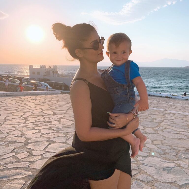 Vignesh Shivan Instagram - Happy Mother’s Day to the mother of the child in the hands of the mother of my future children ... 🥳🥳🥰🥰🤗🤗😌😌😌😌 #Happymothersday #mothersday #happymothersday Chennai, India