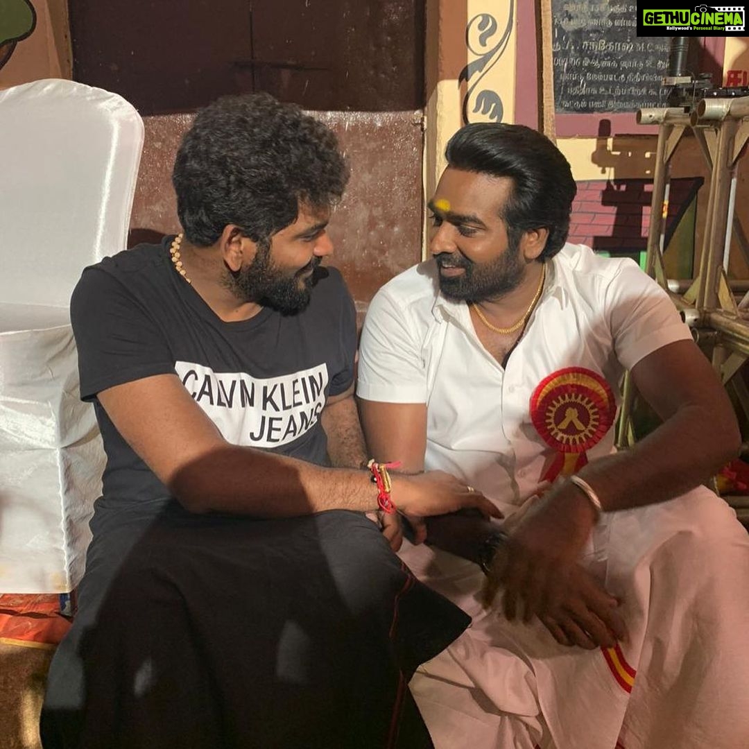 Vignesh Shivan Instagram - Happy happy birthday to You @actorvijaysethupathi sir ππ a genuine soul who respects every human being without any partiality ! :) uses his heart more than the mind to do things ππ»π€π... May your life be filled with only happy moments !! Always in awe of you and your talents! Waiting to work wit you again sir ! Love you Sooo much! #makkalselvan #happybirthday #hbdvijaysethupathi #vijaysethupathi #naanumrowdydhaan #favoriteactor #excellence #bestintheworld #pondypandi #sethupathi