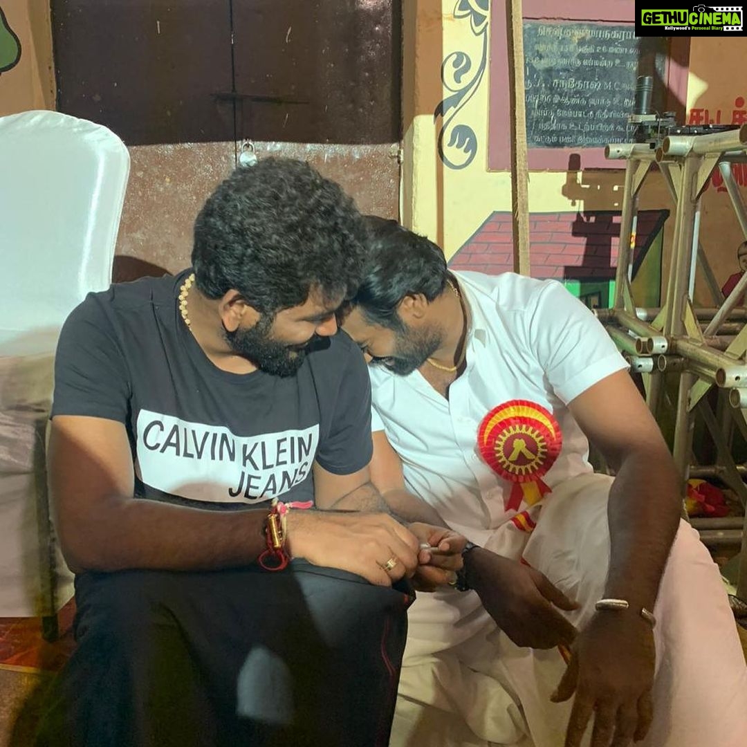 Vignesh Shivan Instagram - Happy happy birthday to You @actorvijaysethupathi sir ππ a genuine soul who respects every human being without any partiality ! :) uses his heart more than the mind to do things ππ»π€π... May your life be filled with only happy moments !! Always in awe of you and your talents! Waiting to work wit you again sir ! Love you Sooo much! #makkalselvan #happybirthday #hbdvijaysethupathi #vijaysethupathi #naanumrowdydhaan #favoriteactor #excellence #bestintheworld #pondypandi #sethupathi