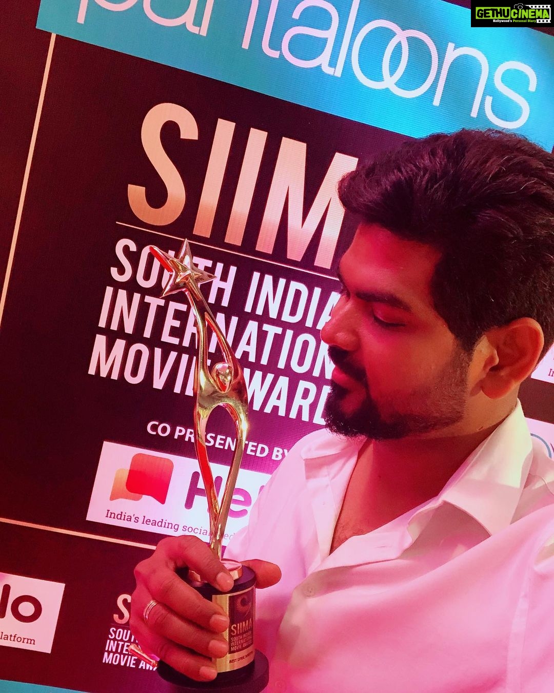 Vignesh Shivan Instagram - ThankYou @siimawards for my first award as a lyric writer π dedicating this award to #NaMuthukumar sir Taking the award On behalf of the excellent #karthiknetha @lyricist_vivek & other nominees πππ₯³π₯³π₯³πππππ #lyricwriting #writing #writingcommunity #writers #writersofinstagram #anbaanafans #NaanaThaana #thaanaserndhakoottam #lyrics Lusail Iconic Stadium