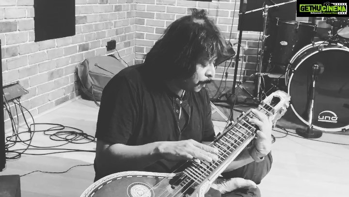Vignesh Shivan Instagram - #thangamey dedicated to πππππππππ @rajheshvaidhya #DoYouHaveAMinuteSeries Loved these moments jamming with this legend :) music is such a divine feeling ! Makes you feel light & simple !! Last song of the jamming :) Depending on the views & comments we shall continue doing more ππ€π #music #stressrelief #stressbuster #hobbies #lovewhatido #littlemomentsoflove #smallmomentsofcalm #momentsofmine #momentslikethese #musicislife #musicislove #musicismylife Chennai, India