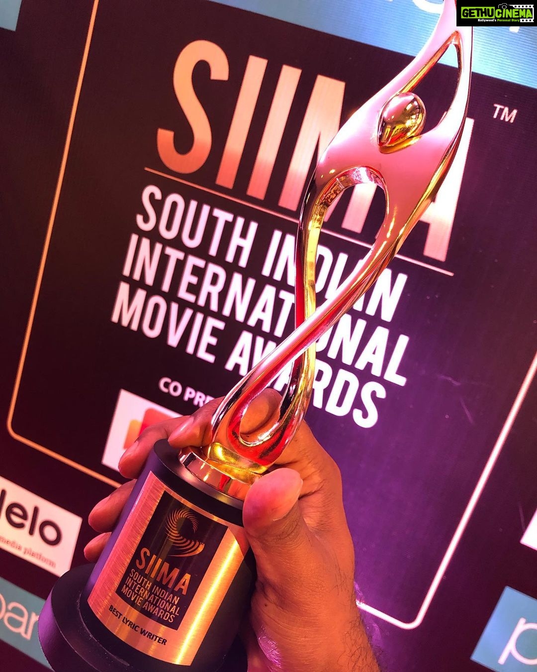 Vignesh Shivan Instagram - ThankYou @siimawards for my first award as a lyric writer π dedicating this award to #NaMuthukumar sir Taking the award On behalf of the excellent #karthiknetha @lyricist_vivek & other nominees πππ₯³π₯³π₯³πππππ #lyricwriting #writing #writingcommunity #writers #writersofinstagram #anbaanafans #NaanaThaana #thaanaserndhakoottam #lyrics Lusail Iconic Stadium