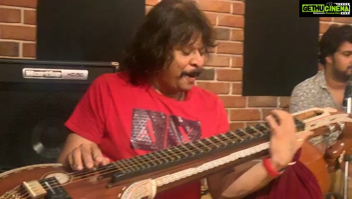 Vignesh Shivan Instagram - Nice to feel the drums with those sticks after a long time :) Thank u @rajheshvaidhya sir for the moments ;)) #DoYouHaveAMinuteSeries with the legend himself :) What a talent ! When u hear that Veenai from that close ! It’s jus pure bliss :) #nicemoments #drums #rhythm #instrumentals #instrumentalmusic Chennai, India