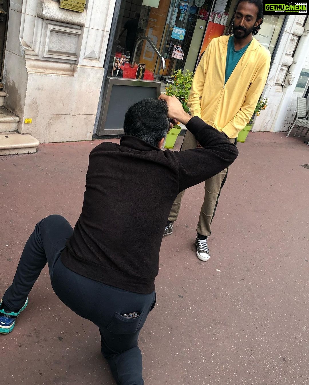 Vignesh Shivan Instagram - When a fan asked @dirrajivmenon sir if he could click a picture of him .. this is what he did earnestly ๐ Why few legends are legends today? Hmmm .. itโs cos they are down to earth like this !! #inspiration #inspiringpeople #legends #beinghumble #modesty #cannes #cannes2019 #cannesfilmfestival #momentslikethese Cannes, French Riviera, France