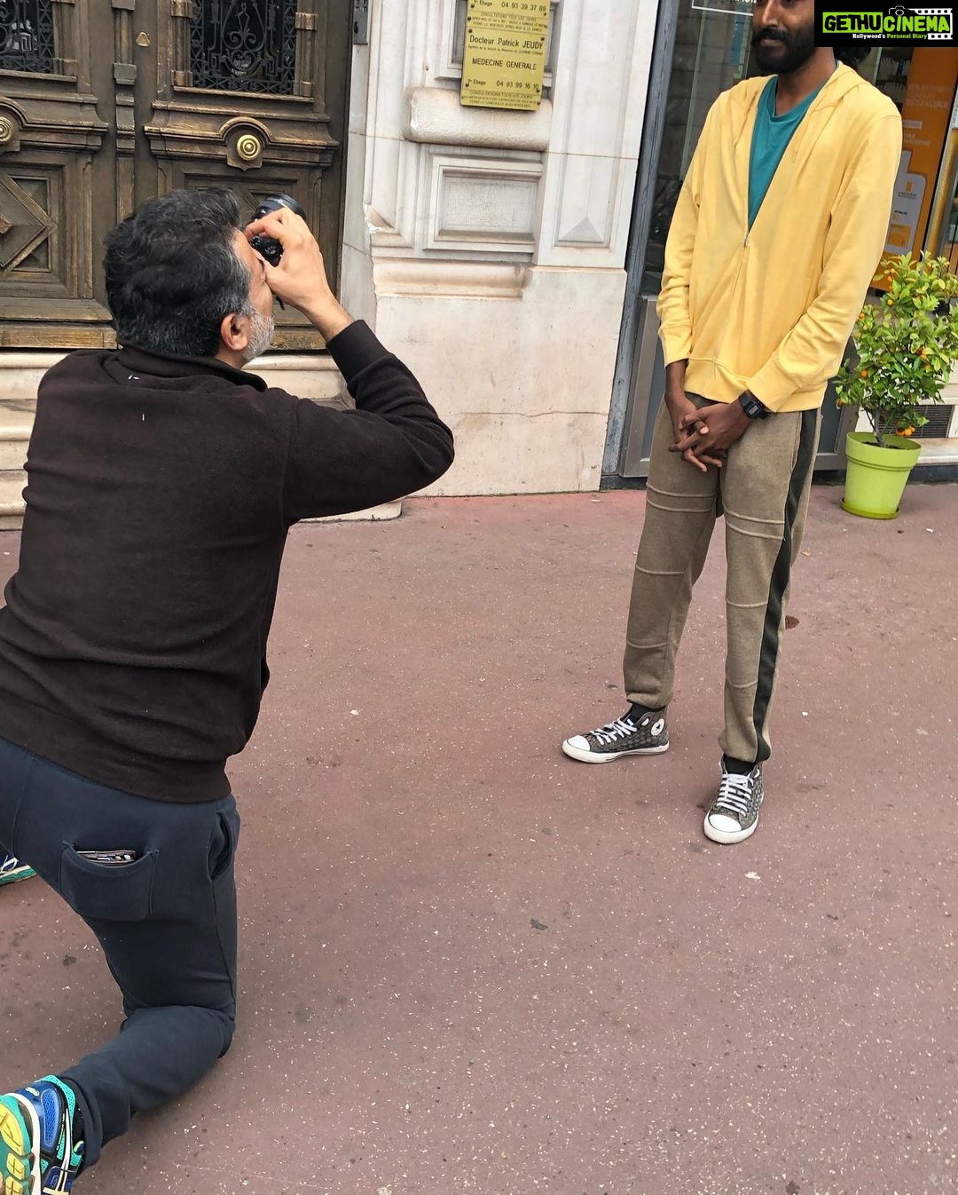 Vignesh Shivan Instagram - When a fan asked @dirrajivmenon sir if he could click a picture of him .. this is what he did earnestly ๐ Why few legends are legends today? Hmmm .. itโs cos they are down to earth like this !! #inspiration #inspiringpeople #legends #beinghumble #modesty #cannes #cannes2019 #cannesfilmfestival #momentslikethese Cannes, French Riviera, France