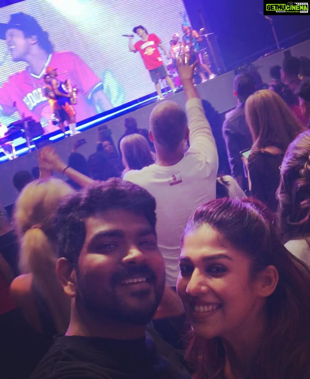 Vignesh Shivan Instagram - A happy pic Wit Mr. BrunoMars 🤩🤩😍😍😍 #throwback #smiles #gazing ur #cameraroll #vegas #moments #unforgettable #lifeisbeautiful #brunomars #travel #random