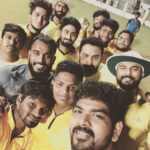 Vignesh Shivan Instagram – Good fun wit some good cricket wit ma boys #lastnight wit my captain @aakash_baskaran sir , vice captain @gnd_shyam & the team #yellove #aboutlastnight #fridaynightlights #cricket #nightnight #sports