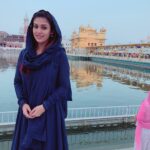 Vignesh Shivan Instagram - #blessings 😇😇 all the way from the amazing #goldentemple #amritsar unbelievable positivity and divine energy available aplenty in this place!!! Suggest u all to go and feel it soon ! #anyreligion #anyone can go and pray inside .. can eat 24/7 .. people volunteering to clean the entire surroundings , washing the plates and so many good things to learn about !! #Incredible #India #greatexperience thankU #nayanthara 😍😘😇
