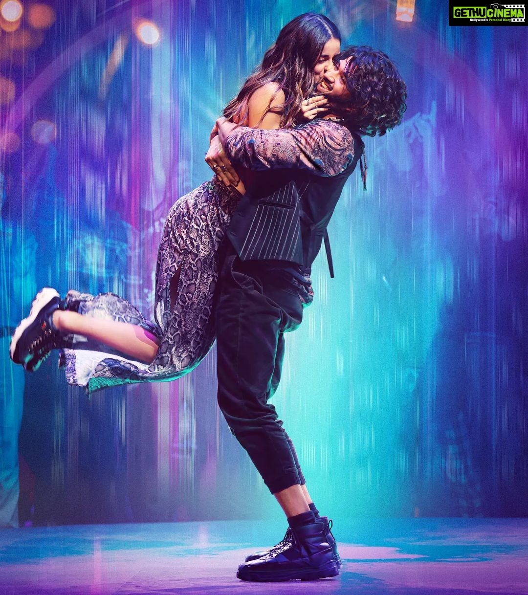 Vijay Deverakonda Instagram - The HYYYYYPEE π₯π₯π₯ You guys are nuttsss ππ₯° The Blockbuster Mass Track of the year #AkdiPakdi is now yours π₯ Join the hype - do the #LigerMassStep π€πΎ SONG LINK IN BIO #LIGER #LigerOnAug25th