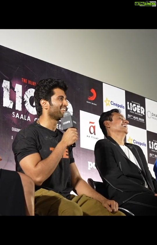 Vijay Deverakonda Instagram - A lot of times I wonder - What is happening , how did i get here? This was one of them. Mumbai ❤️ your love and excitement was touching. And @ranveersingh, big love for you brother. You are full of love ❤️ #Liger #LigerTrailer