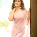 Vimala Raman Instagram - ‘Don’t follow the path, braze the trail’ ❤️‍🔥 Blazin it with my darlings 😘❤️ #photographer @camerasenthil #styling @ivalinmabia #makeup @makeupibrahim #hairstylist @hairstylists_vijayraghavan # assistance @yasinhairstylist #organiser @rrajeshananda . . . #photoshoot #shoot #outdoors #new #latest #picoftheday #saree #pink #sareestyle #woman #actor #actress #vimalaraman #lifeisgood