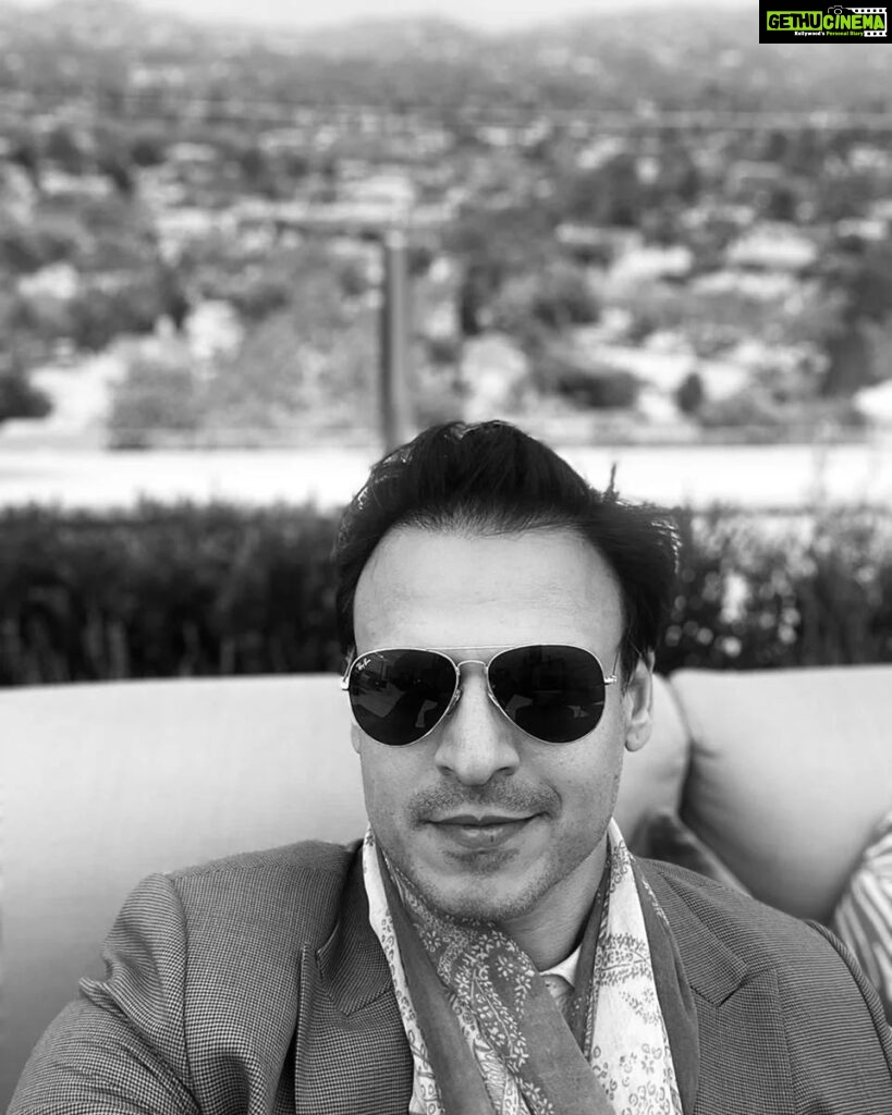 Vivek Oberoi Instagram - Something classy about a Black & White Picture 🖤🤍 In my #raybans #traveling