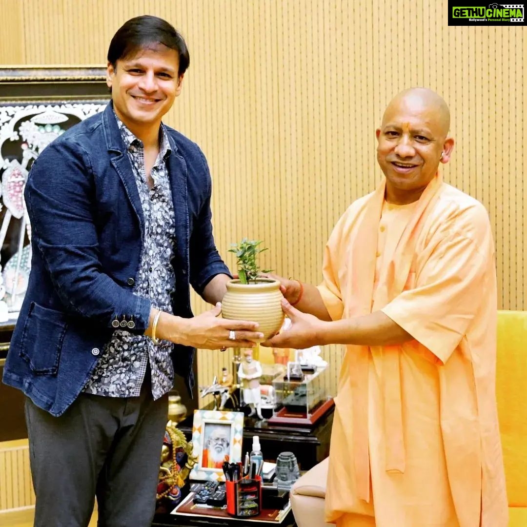 Vivek Oberoi Instagram - आदरणीय मुख्यमंत्री श्री योगी आदित्यनाथ जी, आपसे #100daysofgoodgovernance के अवसर पर मिलकर बहुत खुशी हुई। मैं आपके कार्यफल को देखते हुऐ बहुत गर्व महसूस करता हूं। साथ ही इसे लेकर मैं आपको हृदय से बधाई देता हूं। धन्यवाद।🙏🏻 @myogi_adityanath @upgovt @cmoffice_up
