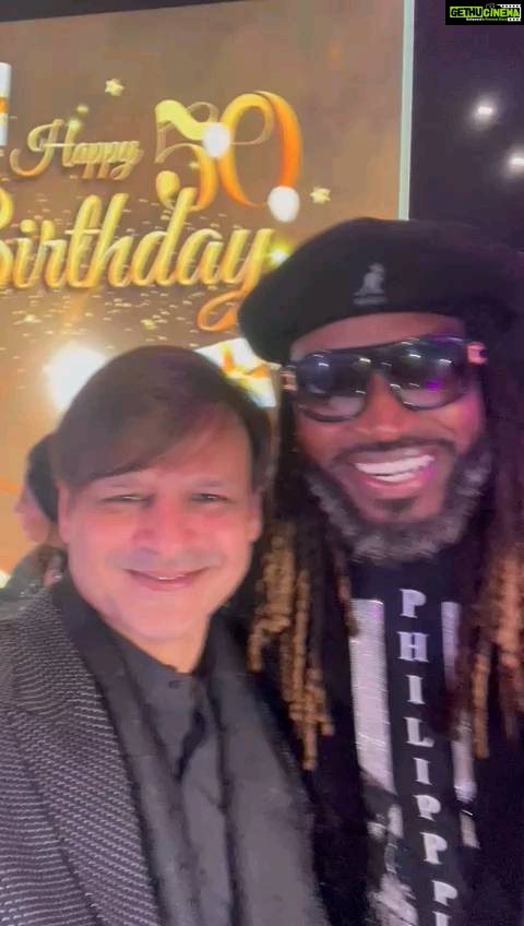 Vivek Oberoi Instagram - Met my buddy the #UniverseBoss back in the states and only one thing i’d like to say- You are a LEGEND @chrisgayle333 Brother thanks for this adorable message for my son Vivaan! You should have seen his face when he saw this msg! I think my son loves me a little more now 😉 #chrisgayle #reels #reelsinstagram
