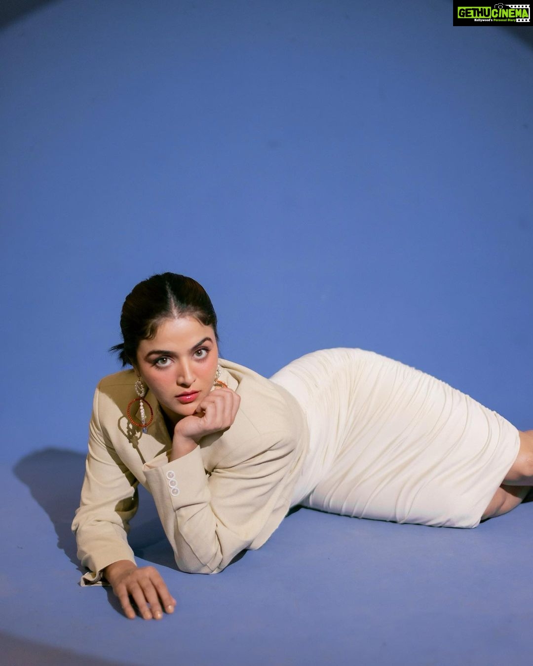 Wamiqa Gabbi Instagram - Sochti hoon ki…… Keskhe fukh ! . 📸 by @chintanmalhotra Make up & Concept by @cocoballucci_ Hair by @ishanhairstylist Clothes : @scarlet_by_shrutijamaal Styling : @scarlet_by_shrutijamaal @cocoballucci_