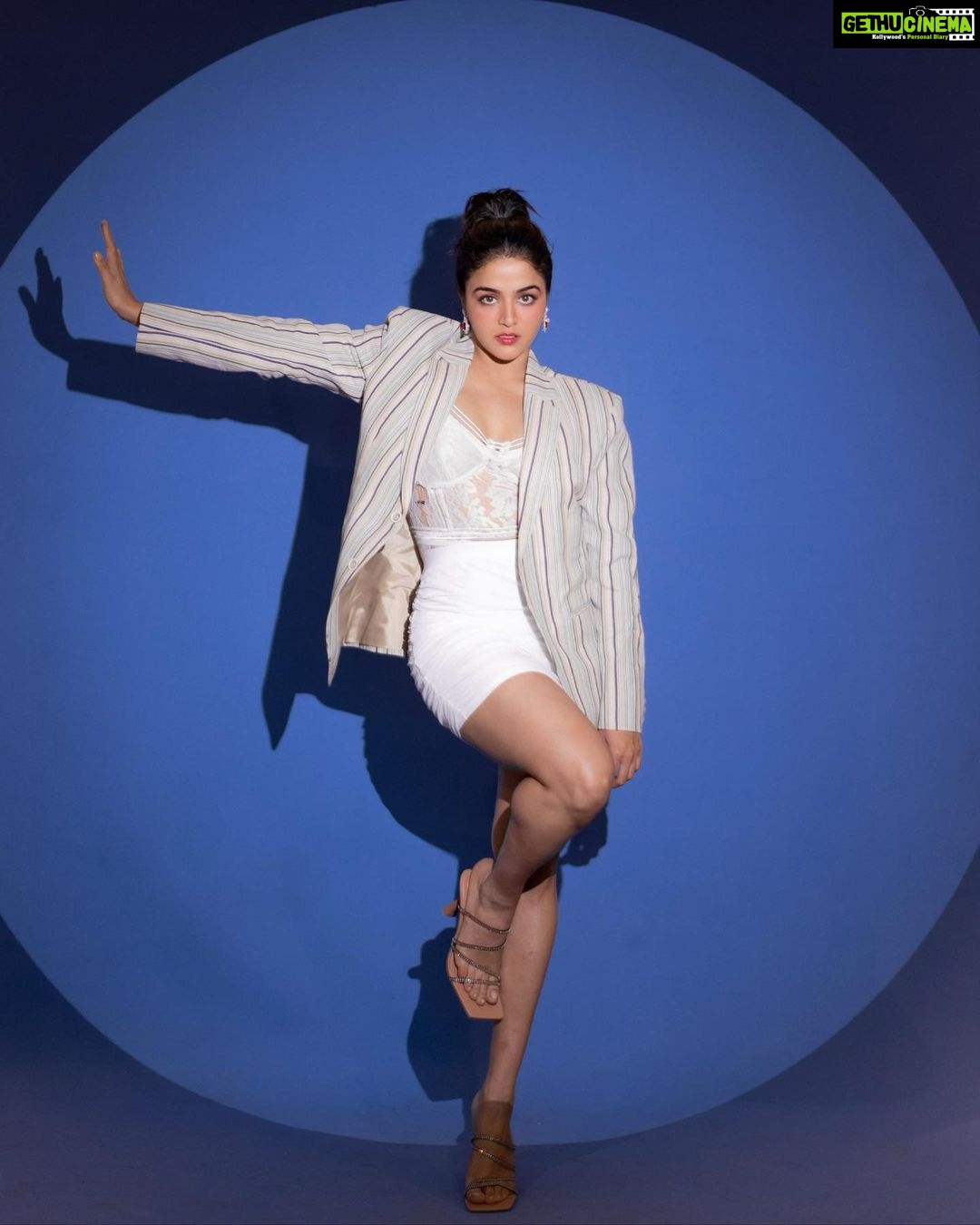 Wamiqa Gabbi Instagram - Aisa kuchh bhi nahi hota jo nahi hona chaahiye… . 📸 by @chintanmalhotra Make up & Concept by @cocoballucci_ Hair by @ishanhairstylist Clothes : @scarlet_by_shrutijamaal Styling : @scarlet_by_shrutijamaal @cocoballucci_