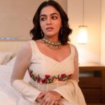 Wamiqa Gabbi Instagram – Takte raho ki shaam dhal ke subah aa jaaye 🤍
.
Outfit: @rohitbal_hautecouture 
Jewelery: @kalyanjewellers_official 
Styled by @mohitrai with @tarangagarwalofficial  @teammrstyles 
Makeup : @akriti_raj_chitkara_mua 
Hairstylist: @deepaksheshodiya 
📸 : @pixelavid