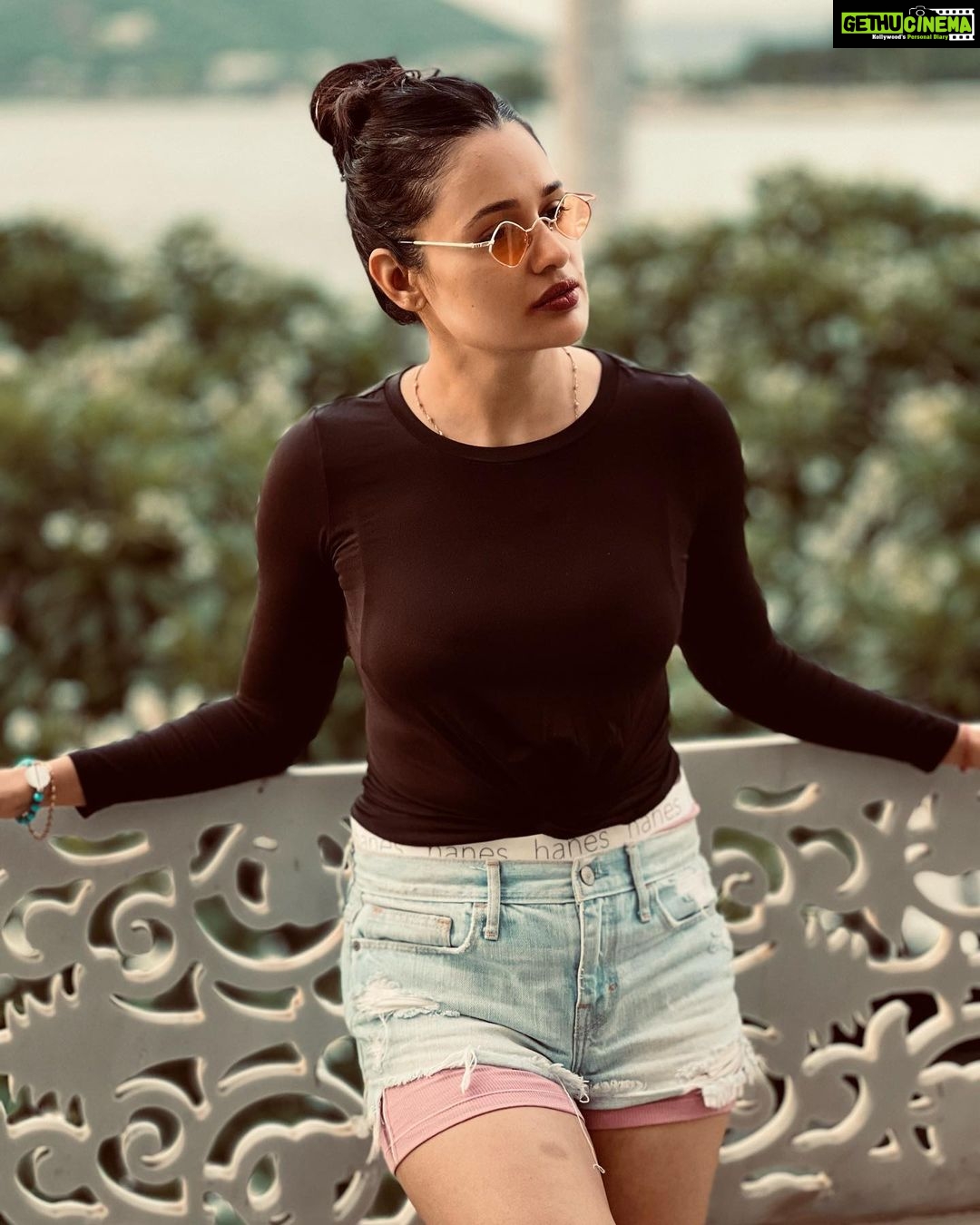 Yuvika Chaudhary Instagram - 1st picture or 2nd picture ? #yuvikachaudhary #picofthrday #instagood Forcefully picture credit by Prince Narula 🙏🏻🤣🤣