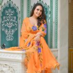 Aanchal Munjal Instagram - Wishing everyone a very Happy 75th Independence Day !!! 🇮🇳❤️ #azadikaamritmahotsav LOVE this gorgeous lehanga by @shadesby_vidhi 🧡 📸 @photographyhsquare @studiocitylights MUA @singhydeepika Hair @singhakankshasingh Location @shahpurahotels