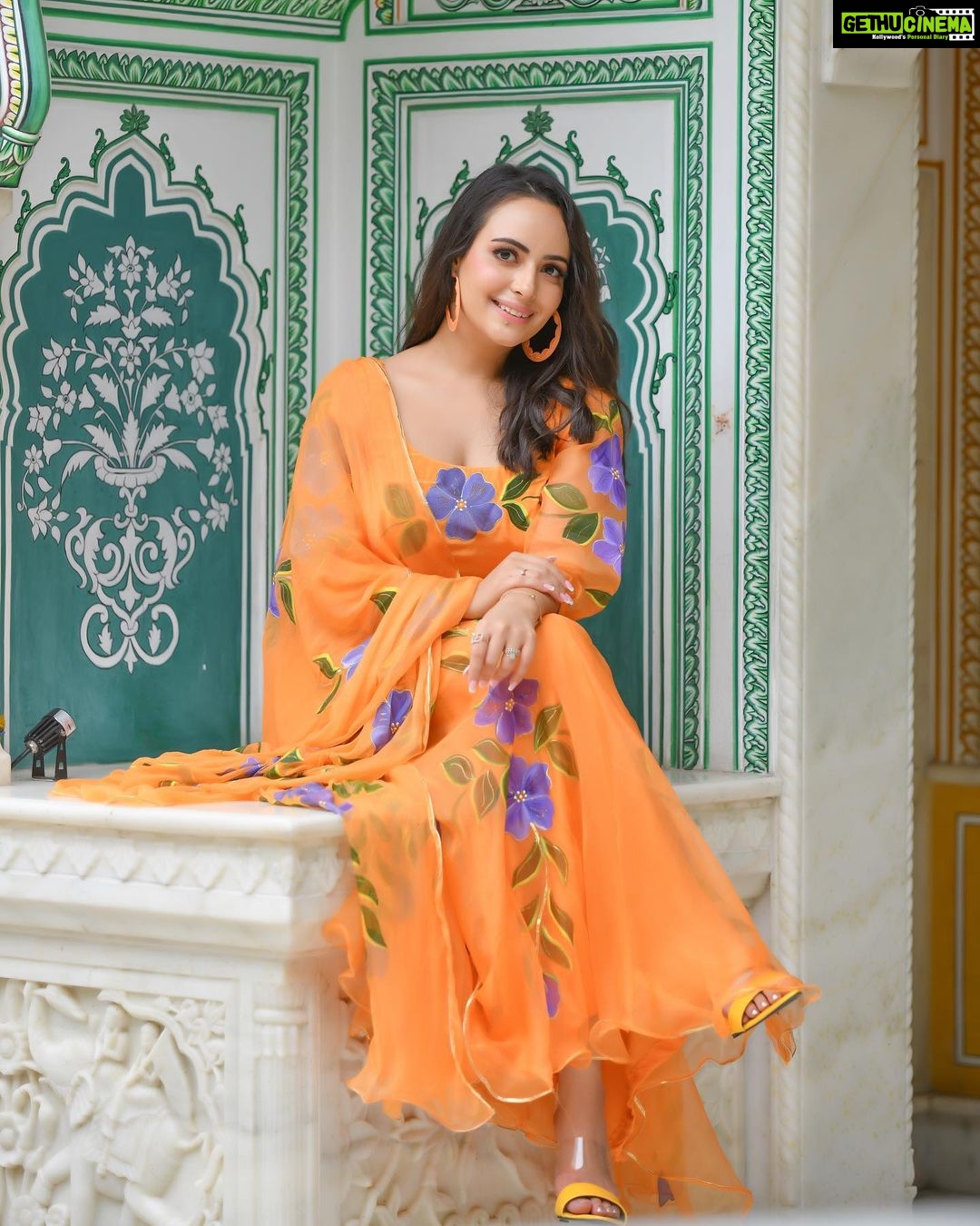 Aanchal Munjal Instagram - Wishing everyone a very Happy 75th Independence Day !!! š®š³ā¤ļø #azadikaamritmahotsav LOVE this gorgeous lehanga by @shadesby_vidhi š§” šø @photographyhsquare @studiocitylights MUA @singhydeepika Hair @singhakankshasingh Location @shahpurahotels
