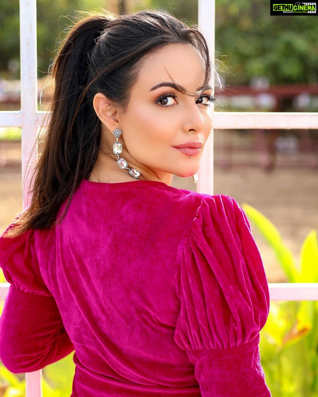 Aanchal Munjal Instagram - Not the kinda Barbie you can play with .. 𫦠#HelloAugust π§Ώπ Styled by @theanunarang Shot by @yash_bhatwal_photography H&MUA @varshathapa_makeup_hair Wearing @stalkbaefashion Heels @dapperfeet_officl Location @honeybookstudios