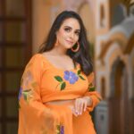 Aanchal Munjal Instagram - Wishing everyone a very Happy 75th Independence Day !!! 🇮🇳❤️ #azadikaamritmahotsav LOVE this gorgeous lehanga by @shadesby_vidhi 🧡 📸 @photographyhsquare @studiocitylights MUA @singhydeepika Hair @singhakankshasingh Location @shahpurahotels