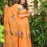 Aanchal Munjal Instagram - Wishing everyone a very Happy 75th Independence Day !!! 🇮🇳❤️ #azadikaamritmahotsav LOVE this gorgeous lehanga by @shadesby_vidhi 🧡 📸 @photographyhsquare @studiocitylights MUA @singhydeepika Hair @singhakankshasingh Location @shahpurahotels