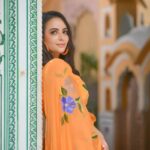 Aanchal Munjal Instagram - Wishing everyone a very Happy 75th Independence Day !!! 🇮🇳❤️ #azadikaamritmahotsav LOVE this gorgeous lehanga by @shadesby_vidhi 🧡 📸 @photographyhsquare @studiocitylights MUA @singhydeepika Hair @singhakankshasingh Location @shahpurahotels