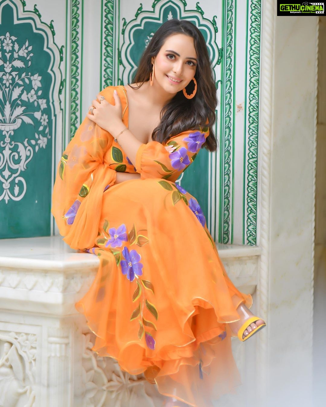 Aanchal Munjal Instagram - Wishing everyone a very Happy 75th Independence Day !!! š®š³ā¤ļø #azadikaamritmahotsav LOVE this gorgeous lehanga by @shadesby_vidhi š§” šø @photographyhsquare @studiocitylights MUA @singhydeepika Hair @singhakankshasingh Location @shahpurahotels