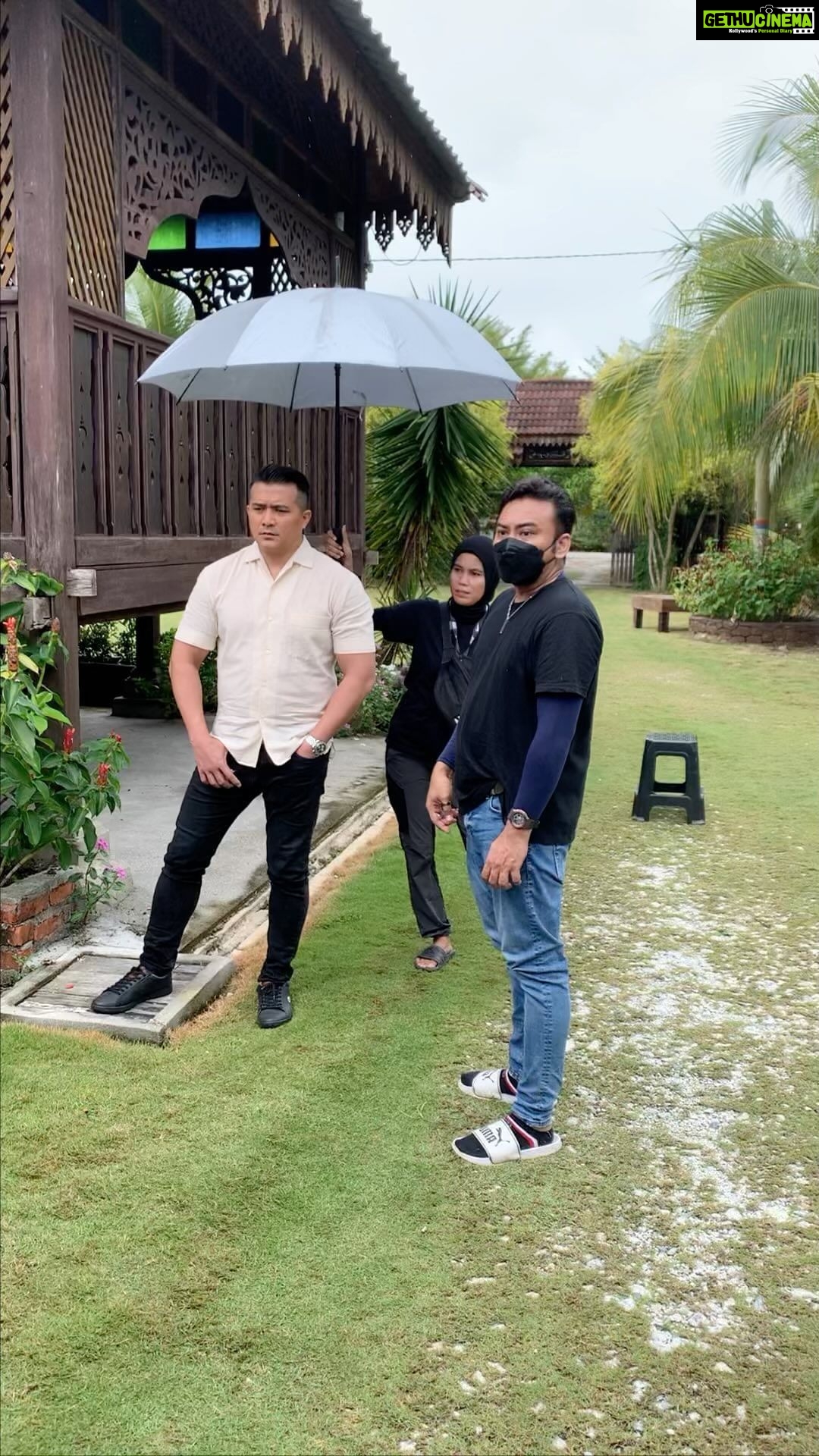 Aaron Aziz Instagram - Dalam drama baru ni… Abg Suami yg zalim dan tak berlaku adil terhadap Isteri yg setia…. Penerbit pesan dia nak penonton benci watak Abg. So korang benci je la k. @suhanmovies