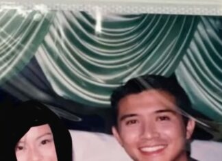 Aaron Aziz Instagram - TabarakALLAH Alhamdulillah Segala puji bagi MU ya ALLAH Jodoh kan saya hamba mu yg bernama @diyanahalik seorang Isteri dan Ibu yg sangat Penyayang, lemah lembut dan Tak pernah selama 19 tahun sebagai Suami Isteri dia tinggi suara atau keluar kata kata kesat. Thank you Dar for loving me. Don’t know what I’ll be if ALLAH hadn’t sent you to me. Pls forgive my ugly edit utk cover aurat Isteri saya… HAPPY 19th Anniversary sayang. Love you always n forever…