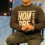 Aaron Aziz Instagram - Kalau suka dgn sweat shirt Abg pakai ni @wearehombremy korang boleh dapat kat Aeon Shah Alam tingkat 1.