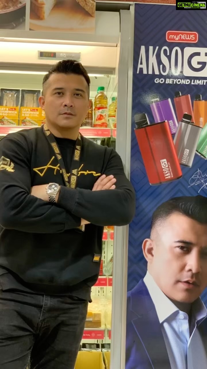 Aaron Aziz Instagram - Yes guys korang boleh dapatkan #AksoGT3500 tanpa NICOTINE!!! Cuma 7 flavours ada. And paling best sekali korang boleh dapatkan kat semua kedai @mynewsmalaysia di semua cawangan di seluruh M’sia. @officialaksomalaysia @vng_distro #TheVapeDon (JUMPA DI FB jam 10.30pm mlm ini)