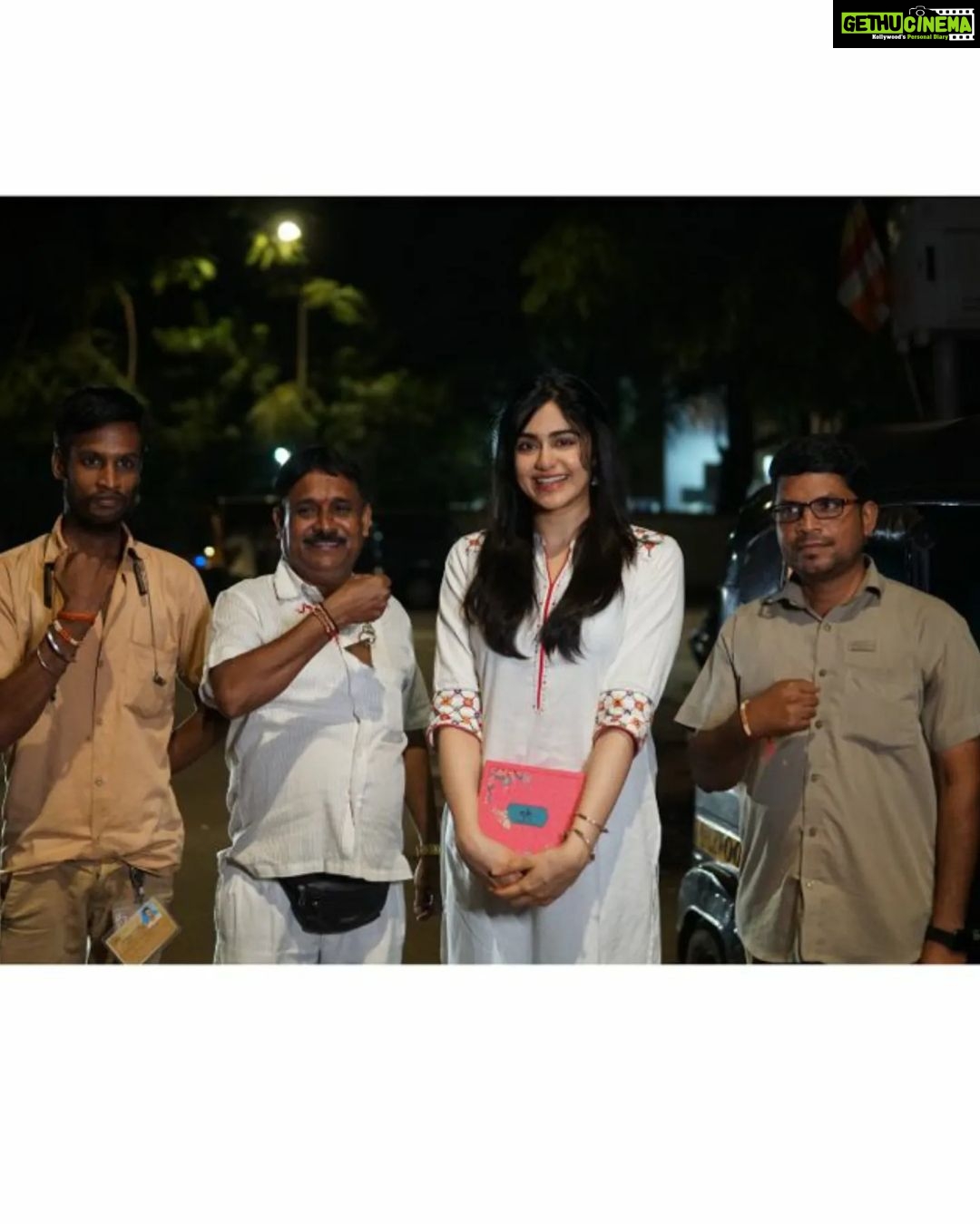 Adah Sharma Instagram - Mere paas bhai hai ❤️😁 #rakshabandhan . . . Got to celebrate with our very cool brothers in Mumbai with @fernsnpetalsindia 's campaign @vikaasgutgutia . . #rakshabandhanspecial #bhai #MerePaasBhaiHaiMaa #100YearsOfAdahSharma #adahsharma
