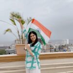 Adah Sharma Instagram – Vande Matram 🇮🇳🐚❤️
Flag hoisting for our dear Dharti Maata ,on our chhatt ,before shoot today #happyindependenceday 
.
.
#100YearsOfAdahSharma #adahsharma #shank #harharmahadev