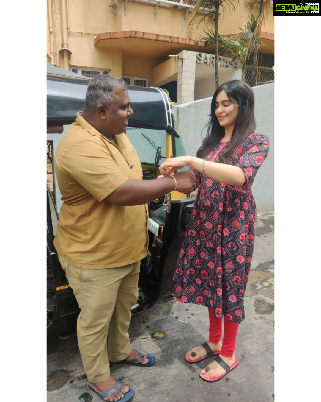 Adah Sharma Instagram - Mere paas bhai hai ❤️😁 #rakshabandhan . . . Got to celebrate with our very cool brothers in Mumbai with @fernsnpetalsindia 's campaign @vikaasgutgutia . . #rakshabandhanspecial #bhai #MerePaasBhaiHaiMaa #100YearsOfAdahSharma #adahsharma