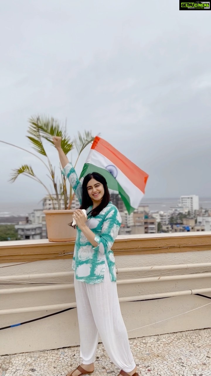 Adah Sharma Instagram - Vande Matram 🇮🇳🐚❤️ Flag hoisting for our dear Dharti Maata ,on our chhatt ,before shoot today #happyindependenceday . . #100YearsOfAdahSharma #adahsharma #shank #harharmahadev