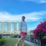 Ahana Kumar Instagram - Flowers , Marina , Merlion , China Town , the breathtaking Singapore Skyline , Mango Sticky Rice and a Shoe that’s got my name on it was what the day looked like 💕 Singapore City