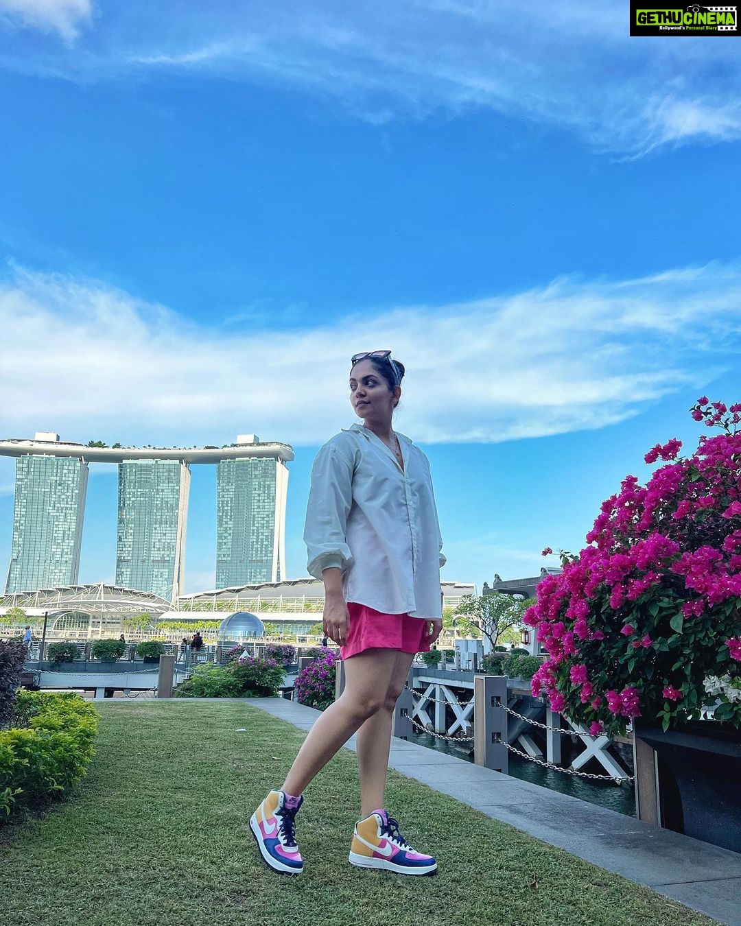 Ahana Kumar Instagram - Flowers , Marina , Merlion , China Town , the breathtaking Singapore Skyline , Mango Sticky Rice and a Shoe that’s got my name on it was what the day looked like 💕 Singapore City