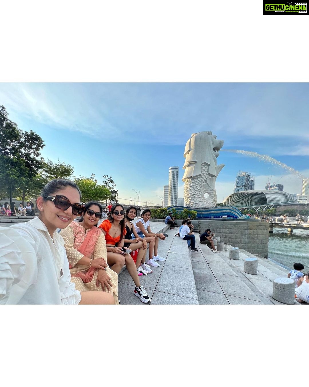 Ahana Kumar Instagram - Flowers , Marina , Merlion , China Town , the breathtaking Singapore Skyline , Mango Sticky Rice and a Shoe that’s got my name on it was what the day looked like 💕 Singapore City