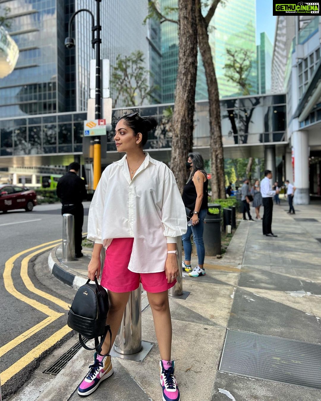 Ahana Kumar Instagram - Flowers , Marina , Merlion , China Town , the breathtaking Singapore Skyline , Mango Sticky Rice and a Shoe that’s got my name on it was what the day looked like 💕 Singapore City