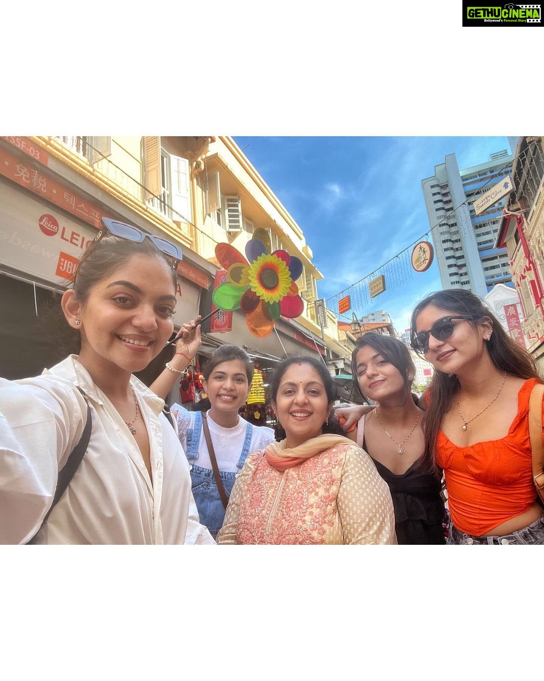 Ahana Kumar Instagram - Flowers , Marina , Merlion , China Town , the breathtaking Singapore Skyline , Mango Sticky Rice and a Shoe that’s got my name on it was what the day looked like 💕 Singapore City