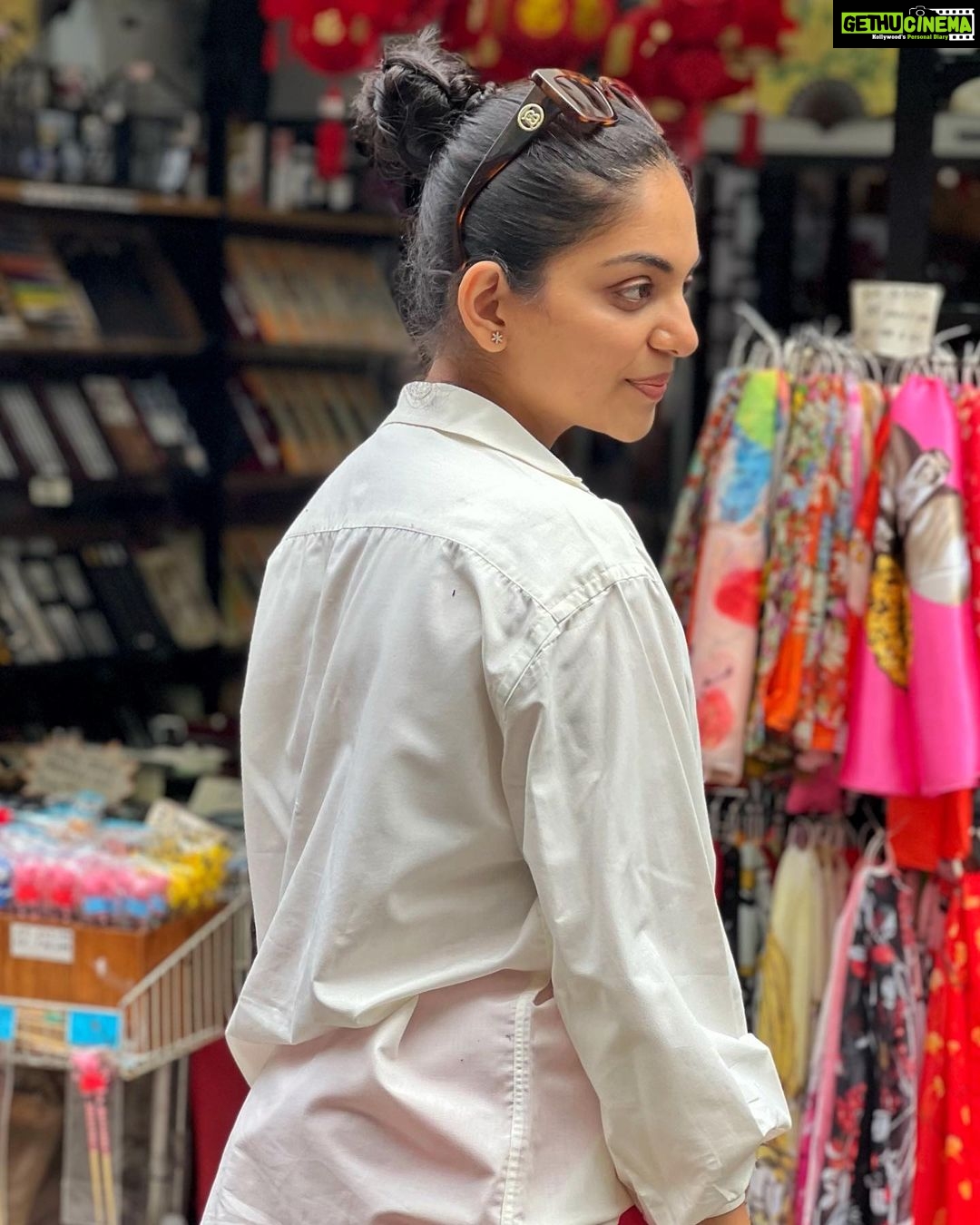 Ahana Kumar Instagram - Flowers , Marina , Merlion , China Town , the breathtaking Singapore Skyline , Mango Sticky Rice and a Shoe that’s got my name on it was what the day looked like 💕 Singapore City
