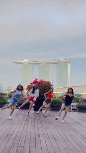 Ahana Kumar Instagram - Dancing amidst Bougainvilleas and the Marina Bay Sands was fun 🥰🌸 #Ahadishika 🦋

#rangisari 💕