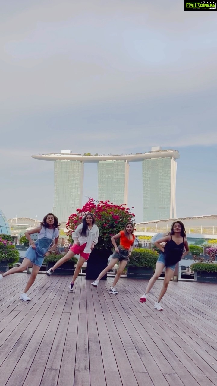 Ahana Kumar Instagram - Dancing amidst Bougainvilleas and the Marina Bay Sands was fun 🥰🌸 #Ahadishika 🦋 #rangisari 💕 Singapore City