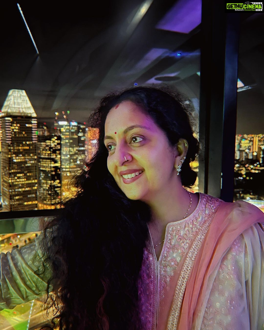 Ahana Kumar Instagram - Flowers , Marina , Merlion , China Town , the breathtaking Singapore Skyline , Mango Sticky Rice and a Shoe that’s got my name on it was what the day looked like 💕 Singapore City